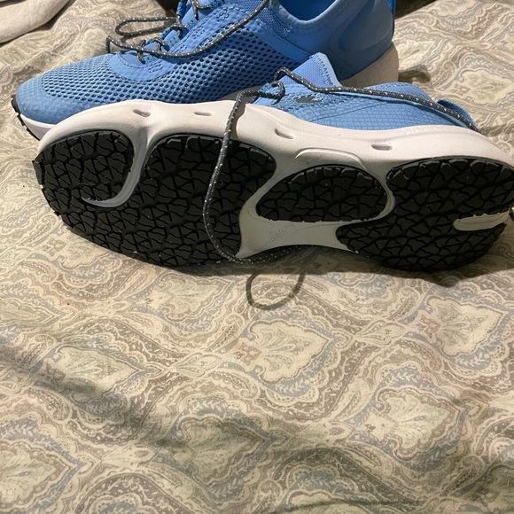 Under Armor Shoes - Picture 2 of 4